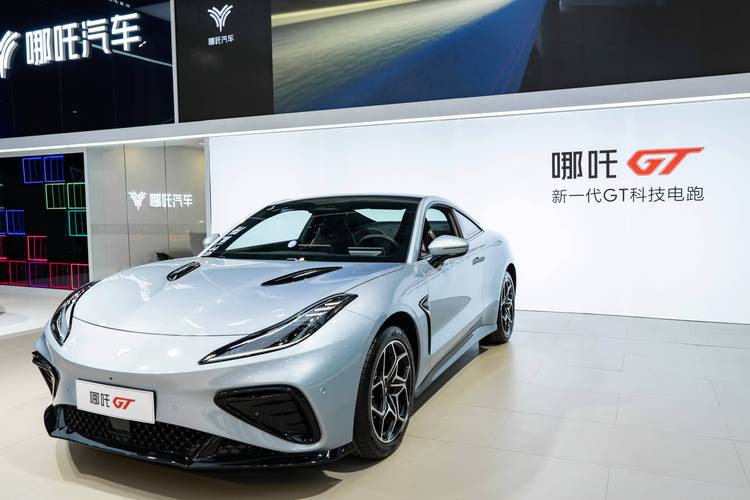 深圳37哪吒汽车在智能汽车领域的表现，领途汽车在新能源汽车市场中的影响力